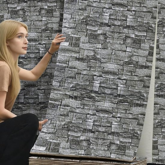 Femme aux longs cheveux blonds tenant une grande feuille de papier peint aspect pierre.
