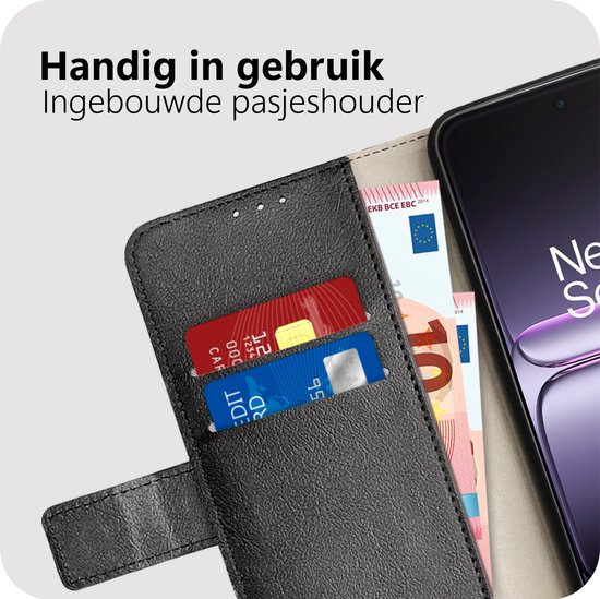 Étui de téléphone noir ouvert avec des cartes de crédit et de l'argent à l'intérieur.