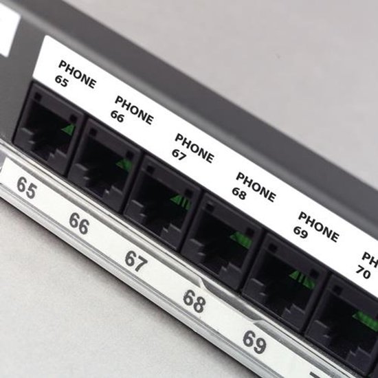 Dichtbij van een patchpaneel met genummerde poorten, van 65 tot 70, met de tekst 'PHONE' erboven.