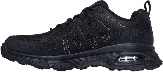 Zwarte Skechers wandelschoen met waterafstotende tekst op de zijkant.