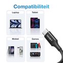 Een USB-C kabel met 'QOST' op de connector, getoond bij compatibele apparaten.