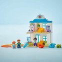 LEGO Duplo dokterscentrum met 3 poppetjes, waaronder een dokter.