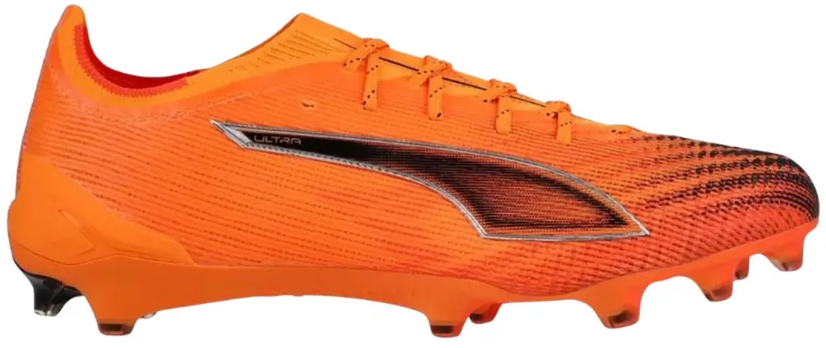 Puma Ultra 6 FG/AG voetbalschoenen in feloranje met technisch mesh bovenwerk en zwarte details, maat EU 40.