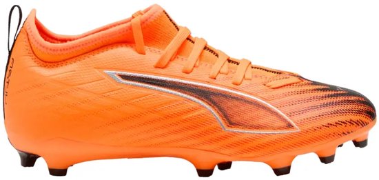 Oranje voetbalschoen met zilveren Puma logo en zwarte strepen op de neus.