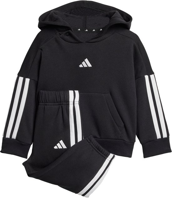 Zwart trainingspak met witte strepen op hoodie en broek.