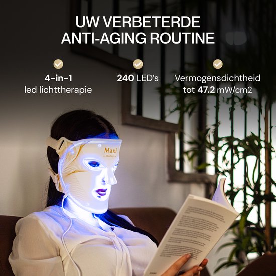 Vrouw leest met een blauw oplichtend Maxi Meilleur LED gezichtsmasker op. Kenmerken: 4-in-1 lichttherapie, 240 LED's, vermogensdichtheid tot 47.2 mW/cm2.