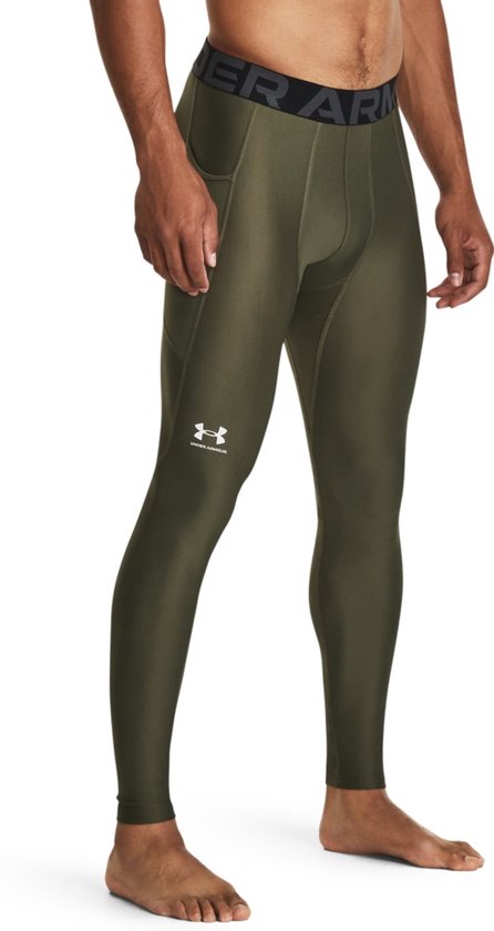 Olijfgroene Under Armour sportlegging voor heren, getoond vanaf de zijkant met zijzak.