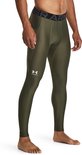 Olijfgroene Under Armour sportlegging voor heren, getoond vanaf de zijkant met zijzak.