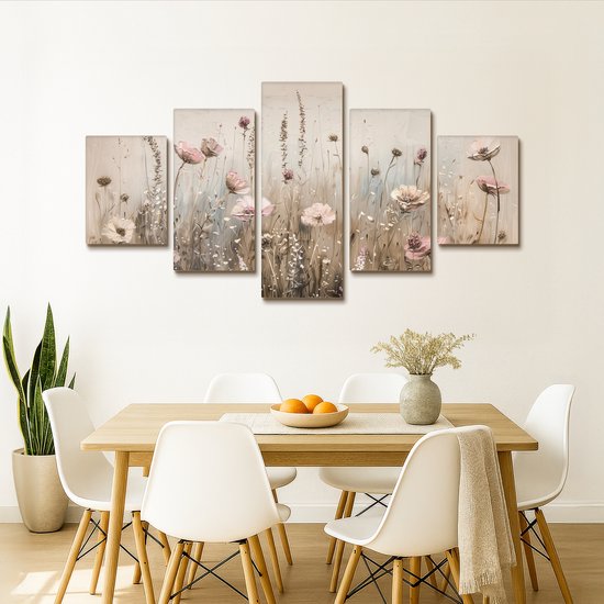 Toile pentaptyque avec des fleurs roses et blanches dans une prairie détaillée beige, au-dessus d'une table à manger.