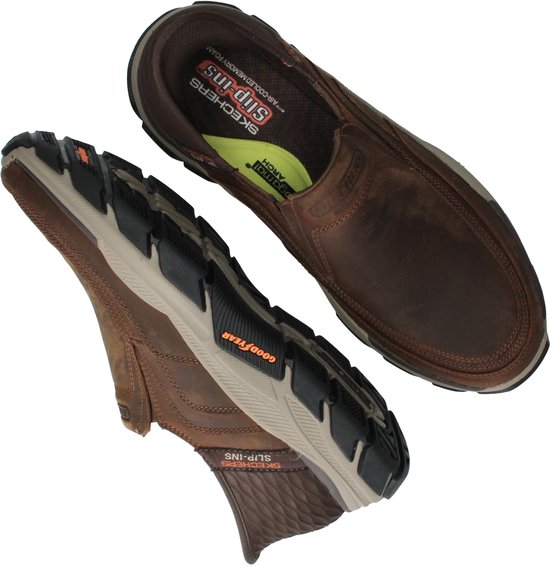 Bruine leren instappers met een Goodyear zool en "Skechers Slip-ins" opdruk.
