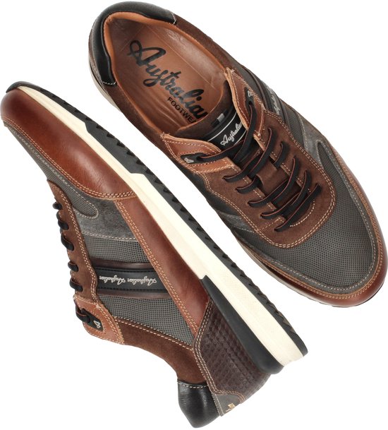 Bovenaanzicht van bruine herensneakers, met veters en leren en textiel.
