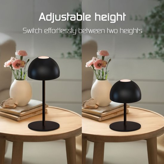 Deux images d'une lampe de table noire sur une table en bois, l'une avec un pied plus haut que l'autre.