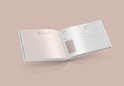 Open boek met roze patronen en tekst 'Mijn Kleuter'$. Rechts een blanco pagina met lijntjes en een vak voor een foto.