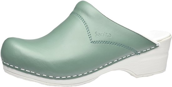 Lichtgroene Sanita klomp met witte zool, witte stiksels en een witte binnenzijde.