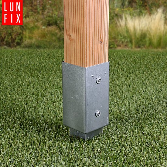 Un poteau en bois est planté dans l'herbe, fixé avec un support de poteau LUN FIX à deux vis.