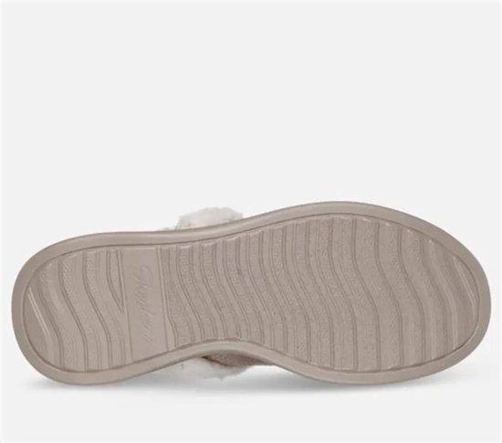 Zool van een taupe pantoffel met golvend profiel.