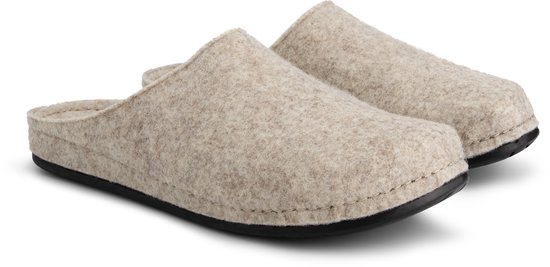 Een paar lichtbruine wollen pantoffels met zwarte zolen.