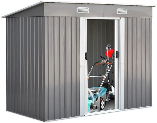 Grijze metalen schuur met schuifdeuren, in een tuin, met een grasmaaier erin.