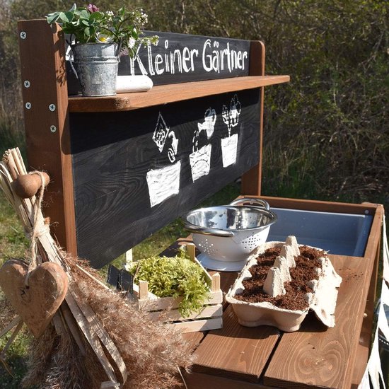 Modderkeuken voor kleine tuinders - Houten buitenkeuken met krijtbord en uitneembare speelbakken van Axi — afbeelding 4