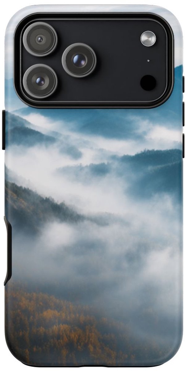 Mysterieus Berglandschap met Mist – Telefoonhoesje Geschikt voor iPhone 17 Pro Max