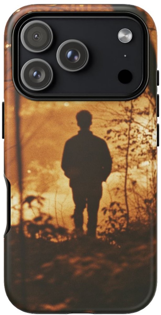 Silhouet van Man in Nachtelijk Bos – Telefoonhoesje Geschikt voor iPhone 17 Pro