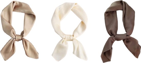 Drie gestrikte sjaals in beige, crème en bruin.