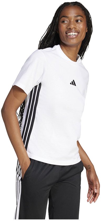 Wit T-shirt met korte mouwen, zwarte adidas strepen op de zijkant en een klein zwart logo op de borst.