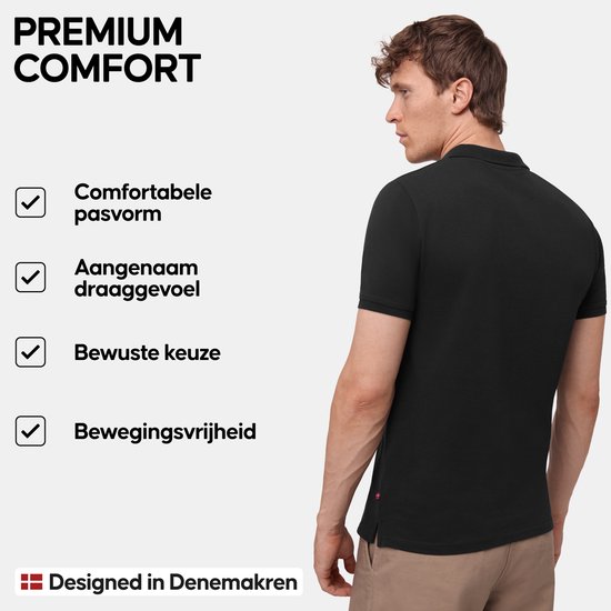 Zwarte polo met "PREMIUM COMFORT" tekst. Model op de rug gezien, met Denemarken vlag logo.