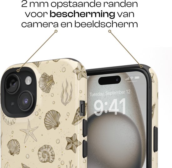 Telefoonhoesje met beige achtergrond, bedrukt met schelpen en zeedieren. De verhoogde randen rond de camera en het scherm zijn gemarkeerd.