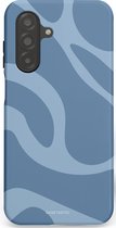 Casetastic hoesje geschikt voor Samsung Galaxy A26 - Dubbellaagse bescherming - Blauwe Water Golven - Fashion Case - Grijs Lichtblauw