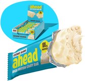 Ahead 'Coconut Almond' proteïnereep, omhuld met witte chocolade, met zichtbare amandelstukjes. Doos van 12 repen op de achtergrond.