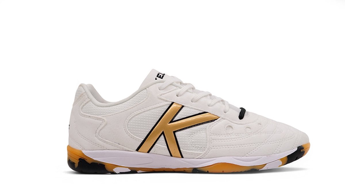 Witte KELME indoor voetbalschoenen met zwarte en gouden accenten, non-marking buitenzool en flexgroeven, maat EU 39.