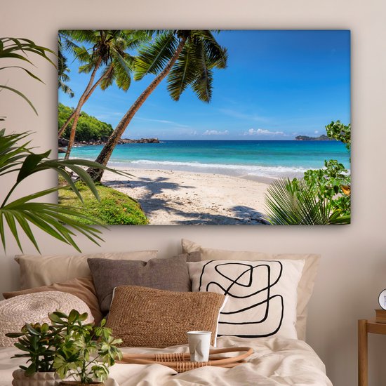 Une plage tropicale avec du sable blanc, des palmiers et une mer d'azur, décorée dans une chambre.