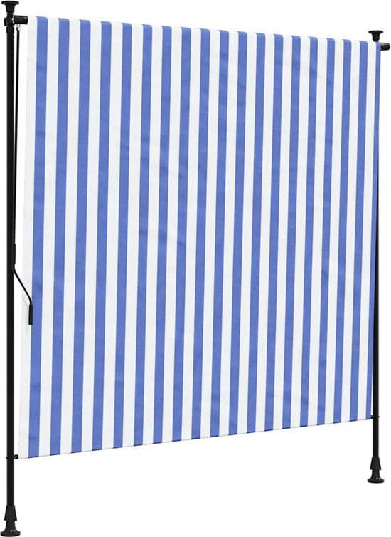 Store enrouleur d'extérieur à rayures verticales bleues et blanches, monté sur des poteaux noirs.