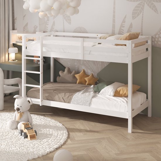 Wit houten stapelbed in een kinderkamer met decoratie: teddybeer, houten autootje, ronde mat en behang met jungle thema.