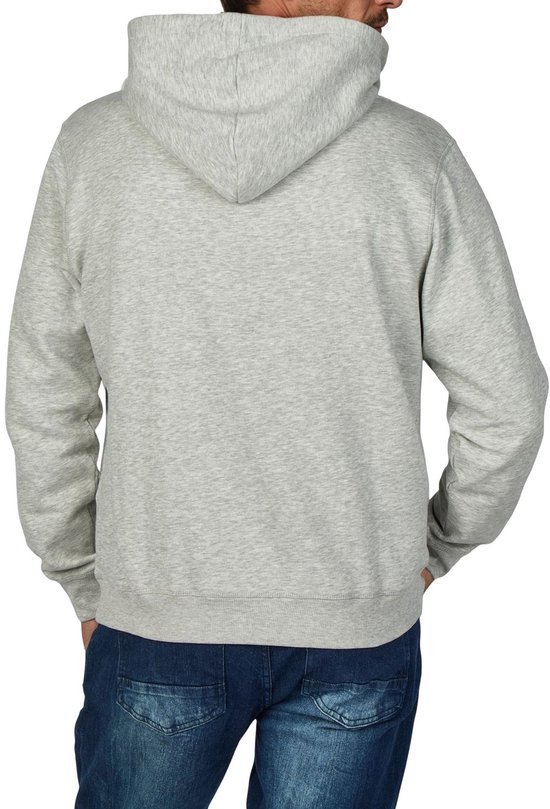 Man met grijze hoodie, van achteren gezien, met handen in de zakken.