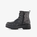Zwarte Skechers laars met studs en veters.