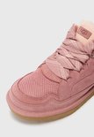 Roze UGG sneaker met suède en mesh details, veters en faux fur voering.