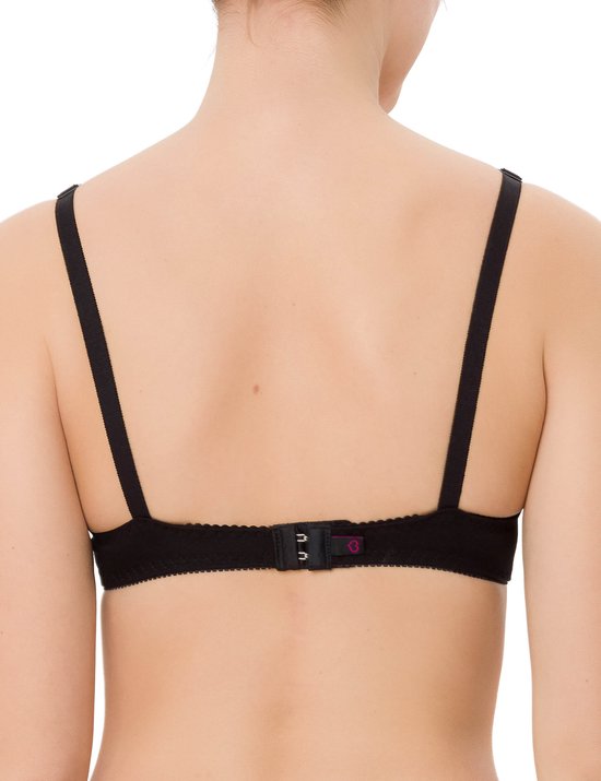 Zwarte beha, achterkant met sluiting en een klein roze label met het cijfer 3.