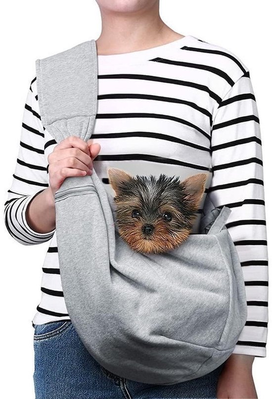 Grijze schoudertas met een puppy erin, gedragen door een persoon met een gestreept shirt.
