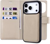 Casemania Hoesje Geschikt voor Apple iPhone 17 Pro / 18 Pro - Gold - 2 in 1 Bookcase met Velvet Finish - Magnetisch Portemonnee Telefoonhoesje met Pasjeshouder en Afneembare Cover geschikt voor MagSafe - Kunstleer Wallet Case