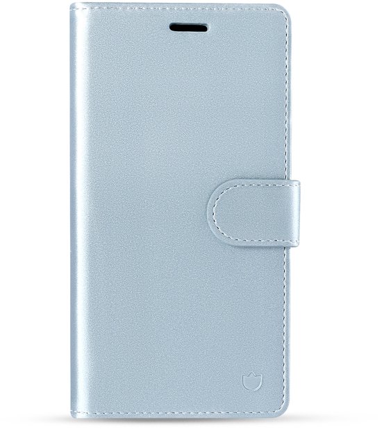 Lichtblauwe, glanzende telefoonhoes in boekstijl met magneetsluiting en een ingebed logo.