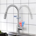 Rvs keukenkraan met 360 graden draaibare kraan en indicatie voor warm en koud water.