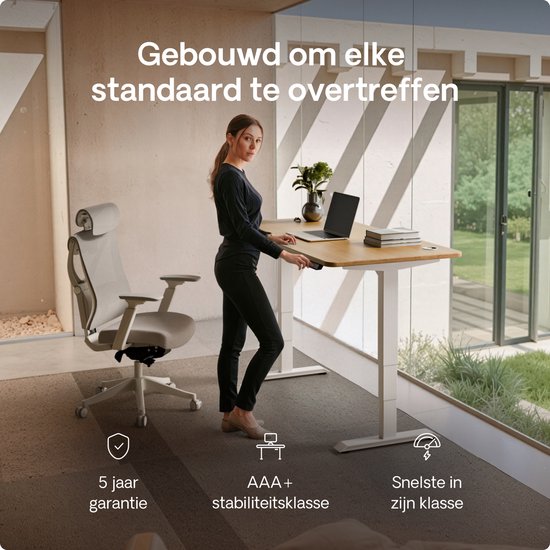 Vrouw past hoogte aan van houten bureau met witte poten, naast grijze bureaustoel.