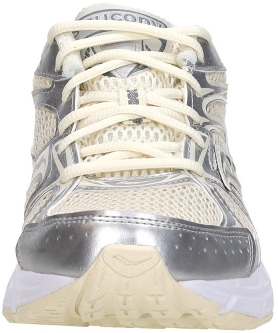 Vooraanzicht van crèmekleurige Saucony sneakers met zilveren details.