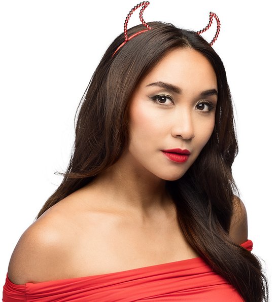 Vrouw met lang bruin haar, draagt een rode outfit en een rood diadeem met glitter hoorntjes.