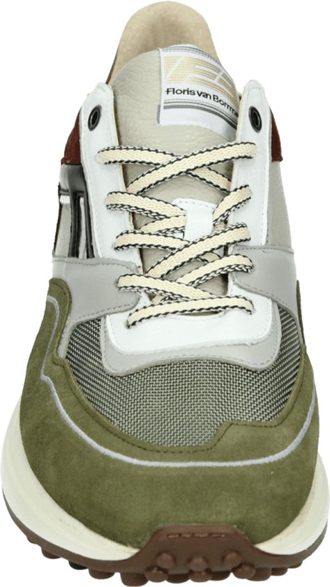 Vooraanzicht van een groen-bruine sneaker met veters en Floris van Bommel merklabel op zwarte achtergrond.