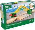 BRIO World Magnetic Action Crossing speelgoed treinbaanovergang met twee groen-gele slagbomen en een rood hendeltje.