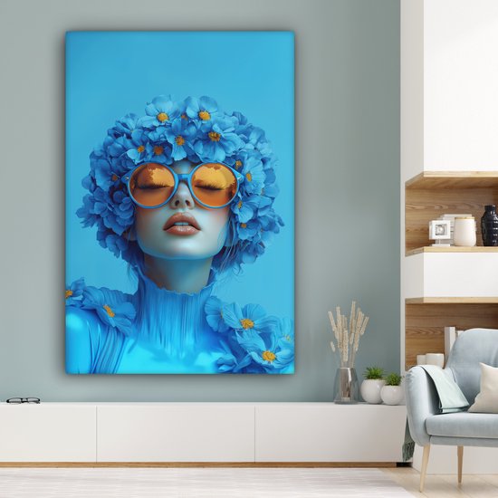 Portrait bleu d'une femme avec des lunettes orange, recouverte de fleurs bleues.