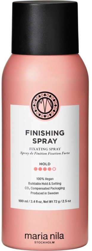 Roze fles met zwarte dop. Label met "Finishing Spray", "Hold 3/5", "100% Vegan".